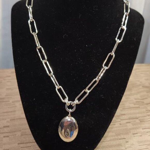 On 34th Pave Star Oval Locket Pendant Necklace Silver-toned - Picture 2 of 6